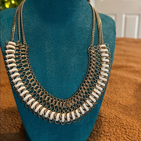 Elegant Gold and White Chain Necklace - Picture 8 of 10